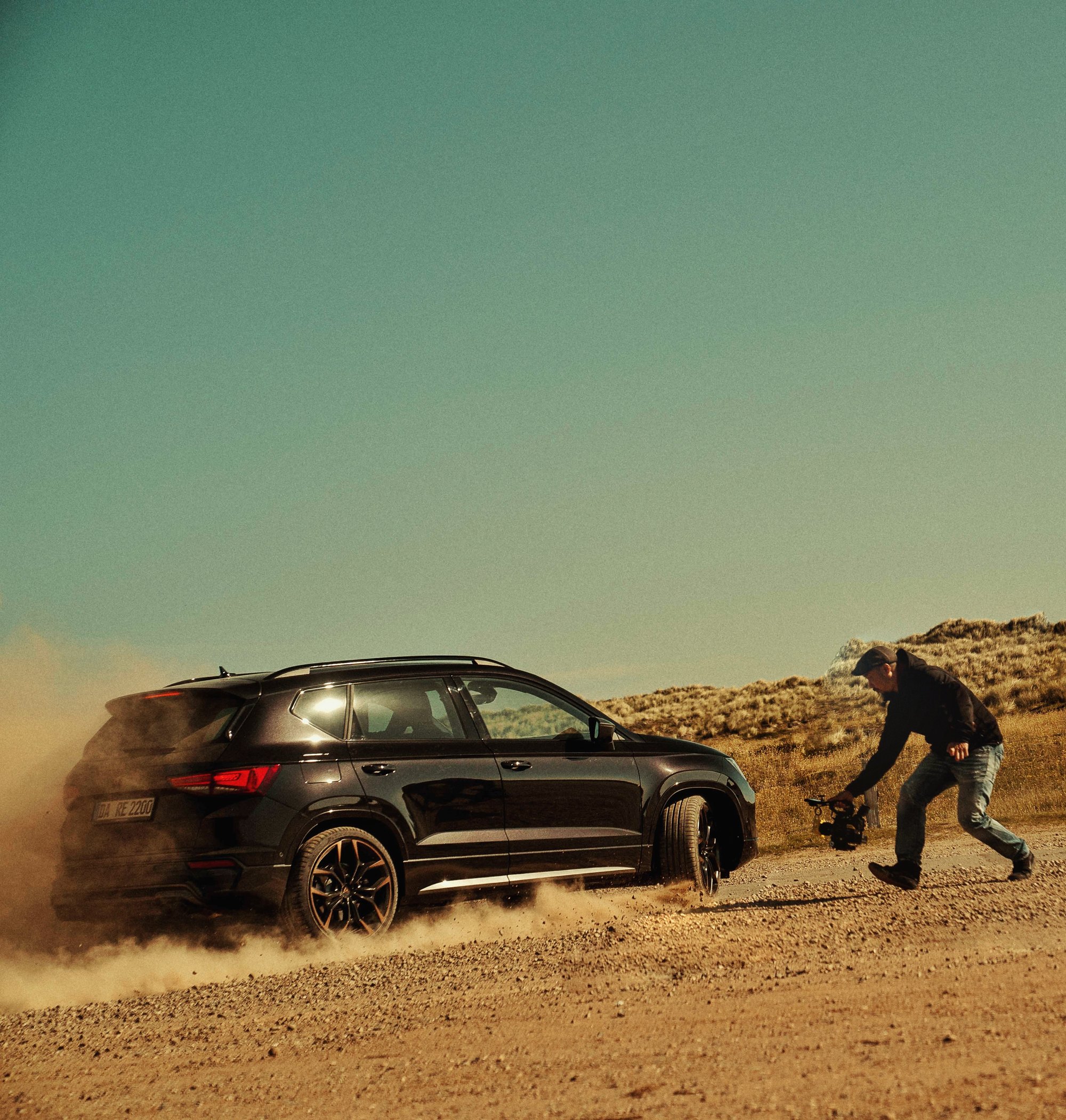 Max Tsui mit Kamera-Rig hinter dem fahrenden Cupra