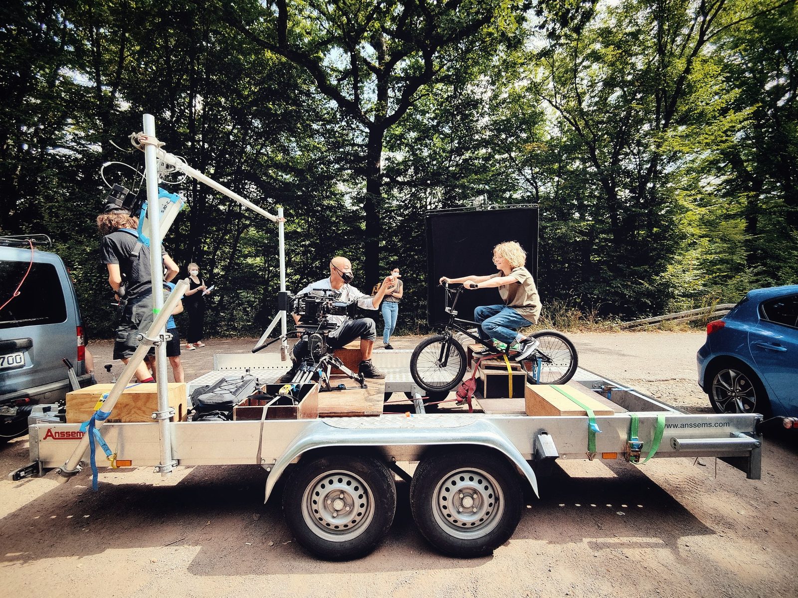 Kamerawagen mit BMX-Setup im Wald