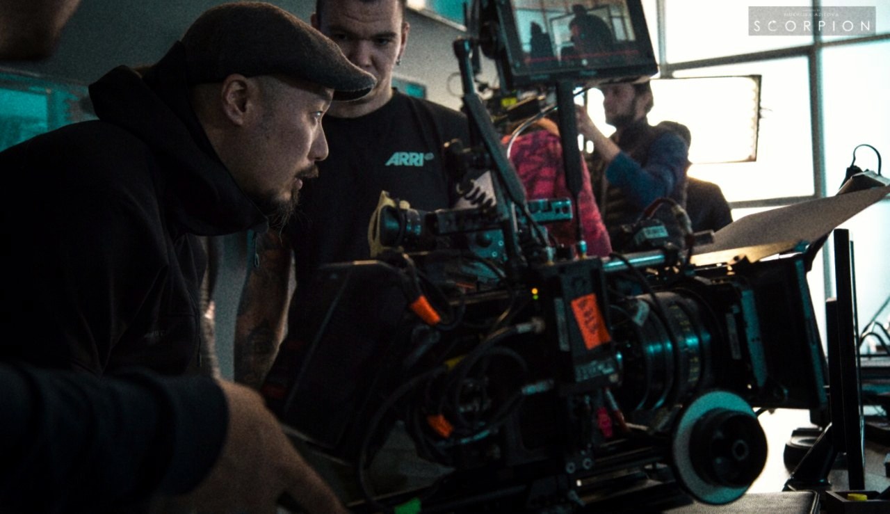 Max Tsui mit ARRI-Kamera am Scorpion-Set